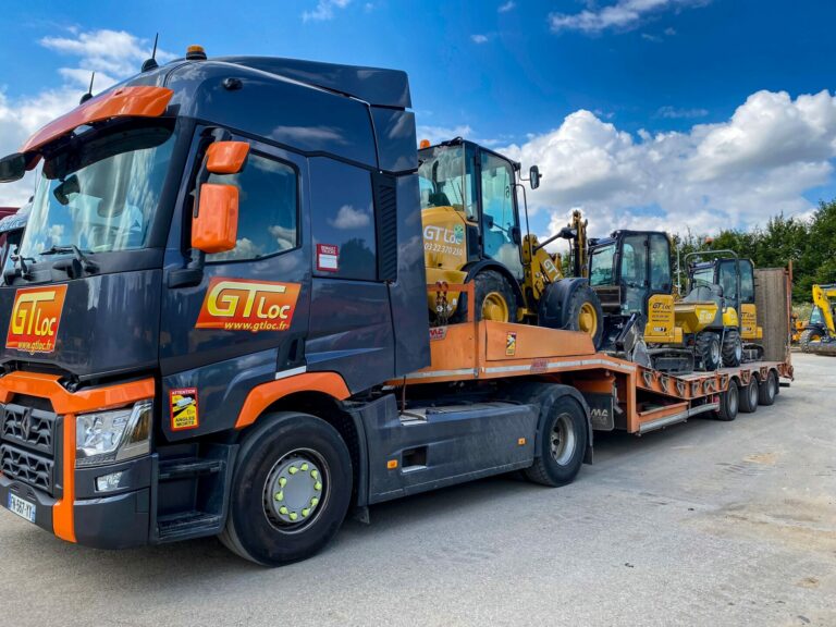 camion de transport avec des chariots de manutention dessus